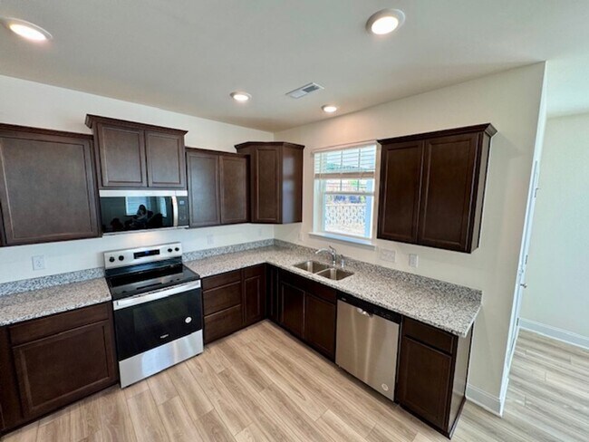 Building Photo - The Grove at Neill's Pointe