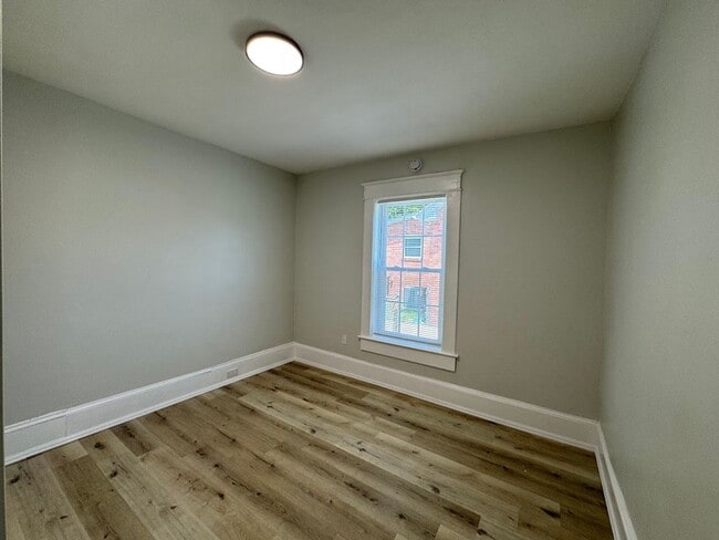 Building Photo - 3bed/1bath House $1395!