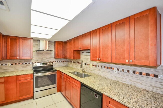 Building Photo - 8340 La Roche Ln