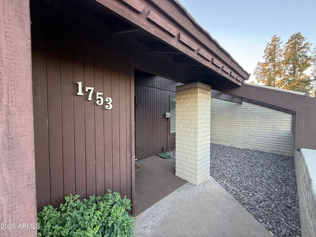 Building Photo - 1753 E Gable Ave