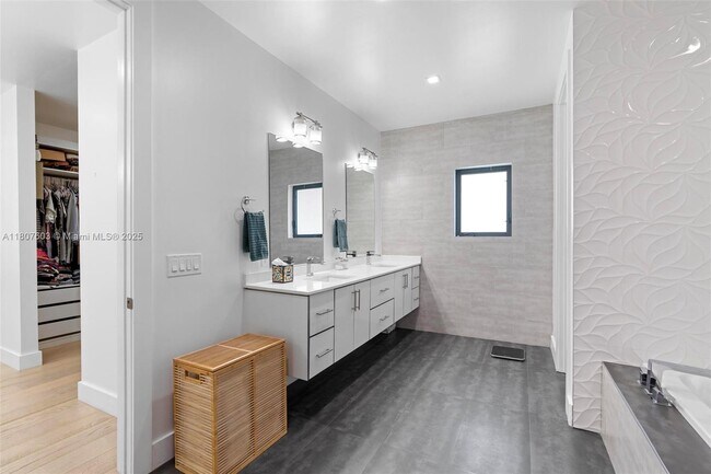 Building Photo - 5960 SW 41st St