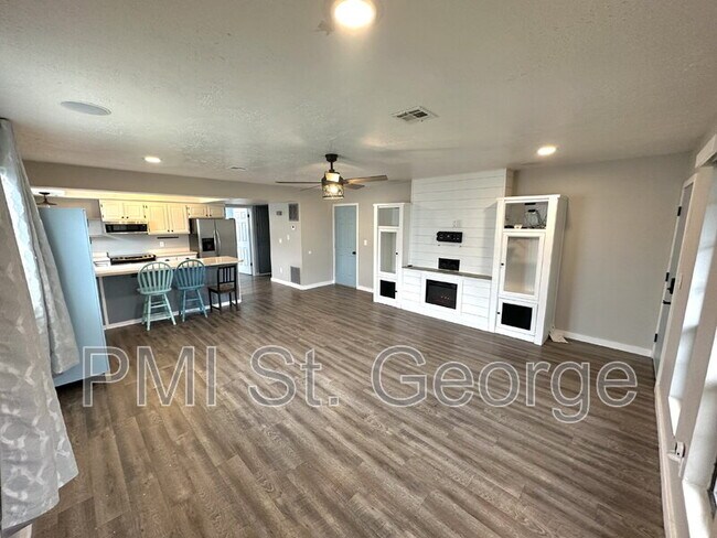 Building Photo - 460 S Main St