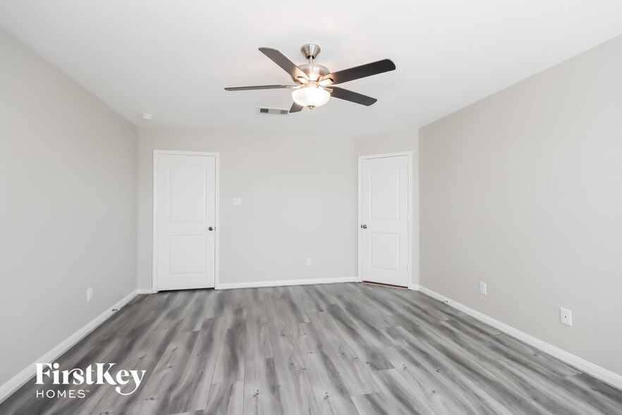 Building Photo - 15406 River Ends Dr