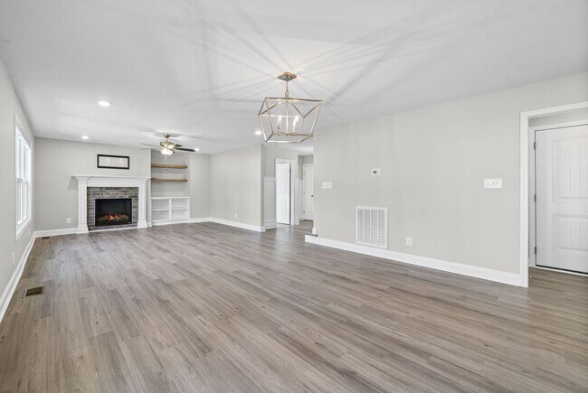Building Photo - Pet Friendly Four Bedroom!