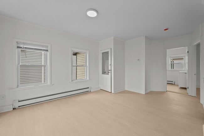 Building Photo - 6 Coffin Ave Ct