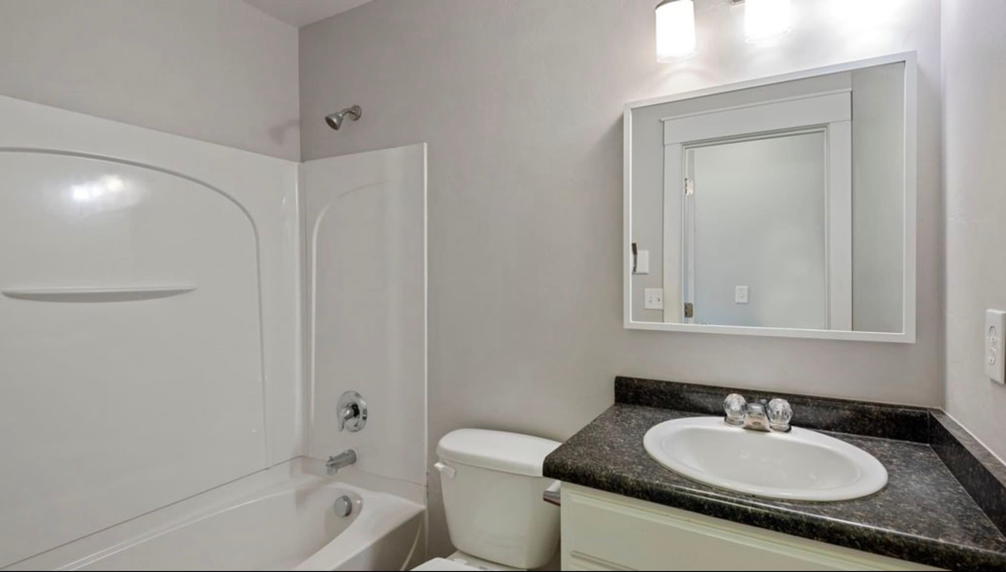 Hall bathroom - 11718 S Sun Tea Way