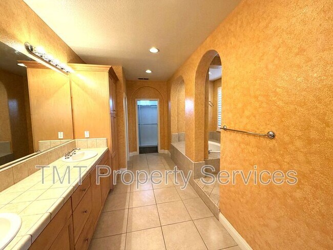 Building Photo - 6832 Salvaterra Cir