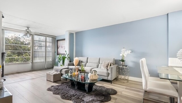 Spacious living room - 3001 NW 48th Ave