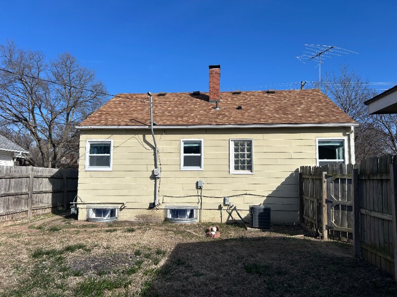 Building Photo - 1841 N Jeanette Ave