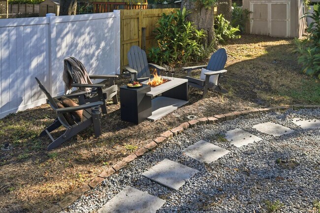 Building Photo - 720 1/2 West Woodlawn Avenue-SI ID1271939P