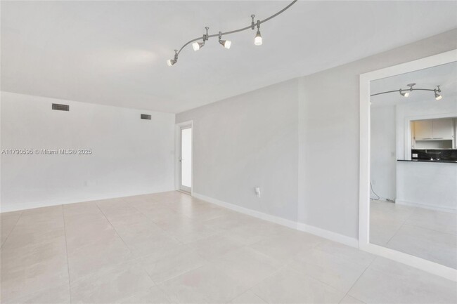Building Photo - 180 Isle of Venice Dr