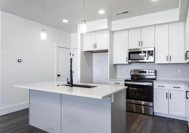 Building Photo - Stunning 3 Bedroom in Beautiful Desert Color Community