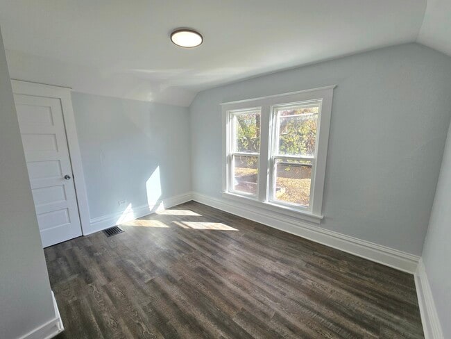 Building Photo - 328 Rosewood Ave