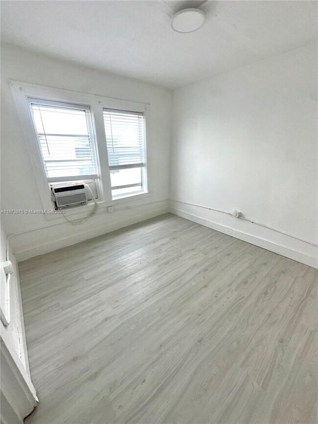 Building Photo - 967 SW 5th St