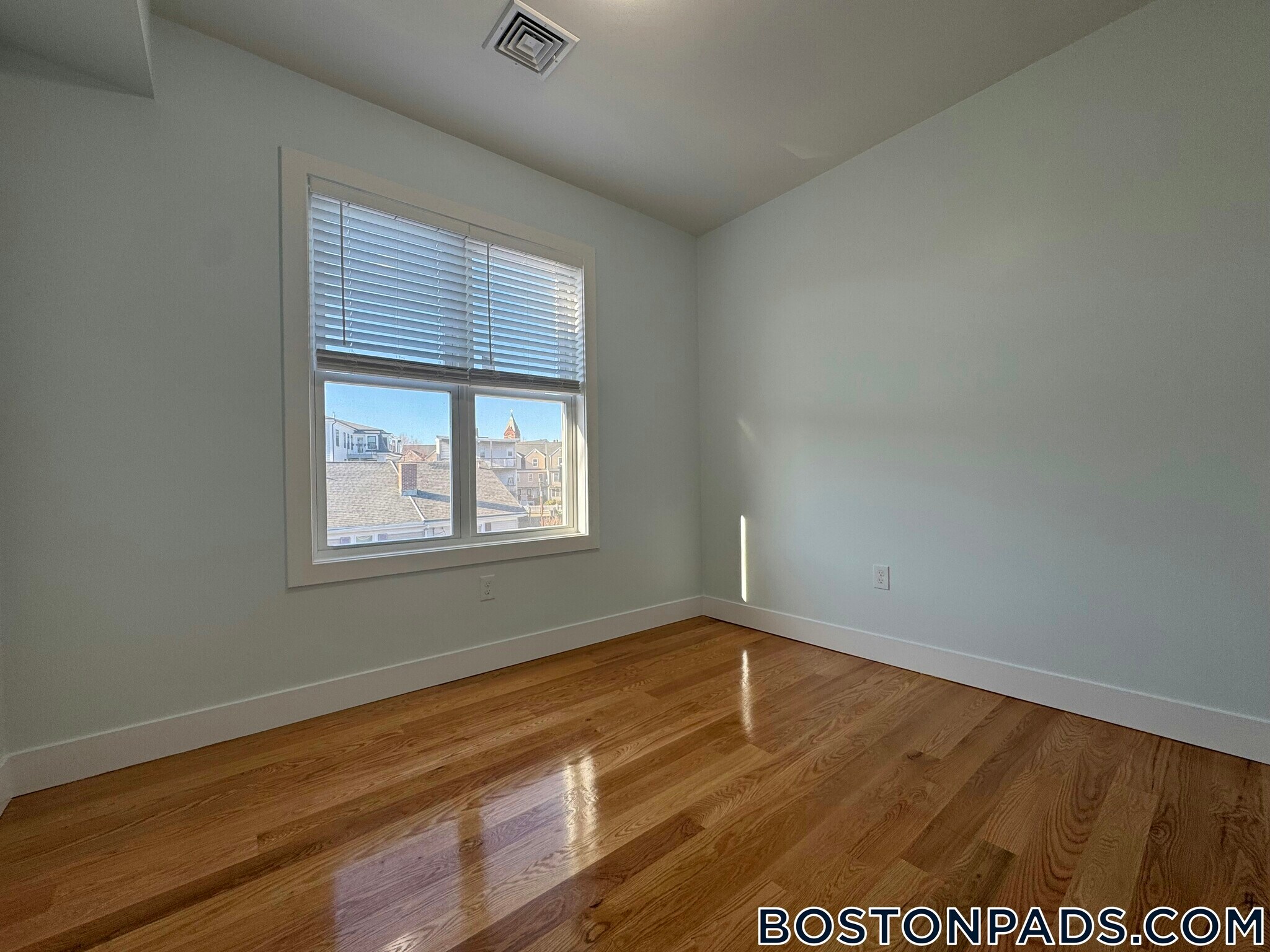 Building Photo - 7 Carson St