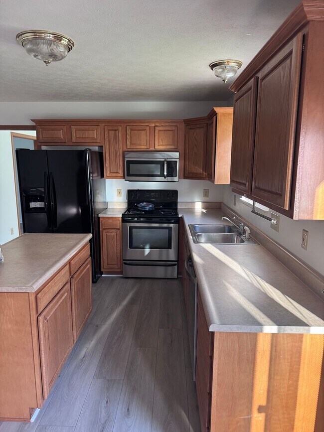 Building Photo - 5 Bd 2.5 Ba