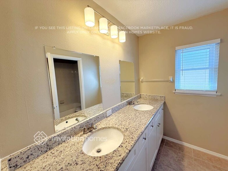 Building Photo - 1710 Mandavilla Dr