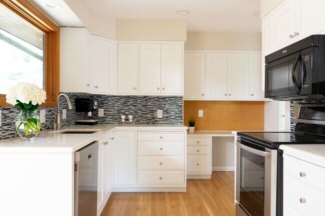 Building Photo - 7725 SW Miner Way