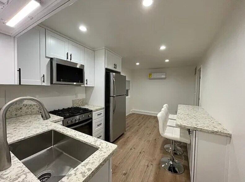 Building Photo - 22331 Vanowen St