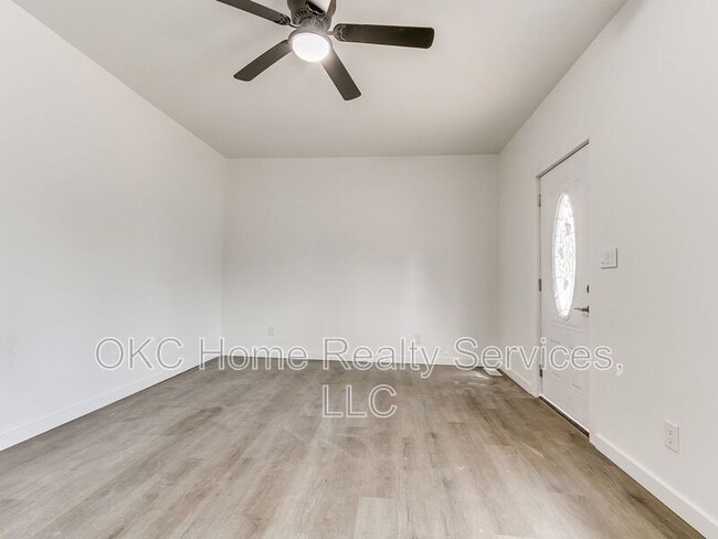 Building Photo - 1812 W Noble Ave