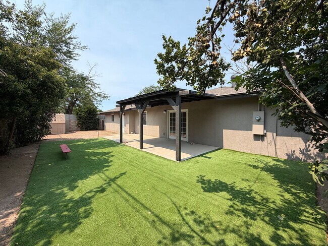 Building Photo - Lovely 4 Bedroom 2 Bathroom Home In NE ABQ!