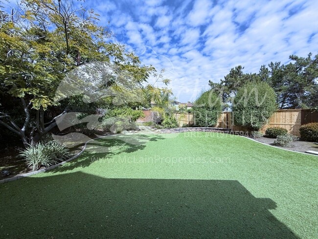 Building Photo - 4 bd with SOLAR  and AC with huge yard!