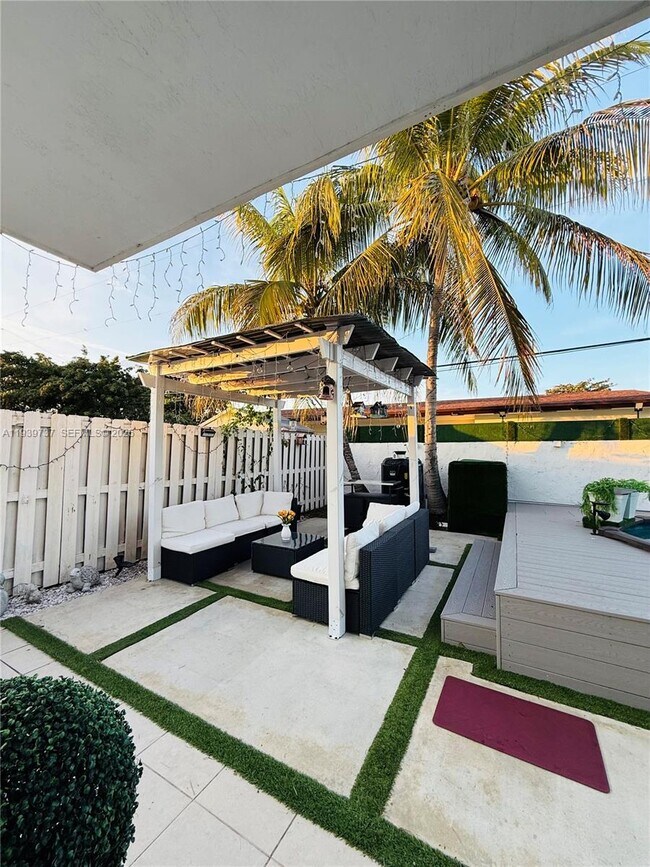 Building Photo - 16950 SW 93rd Ave