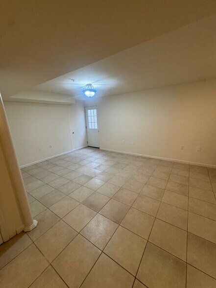 Building Photo - 8701 Lindendale Dr