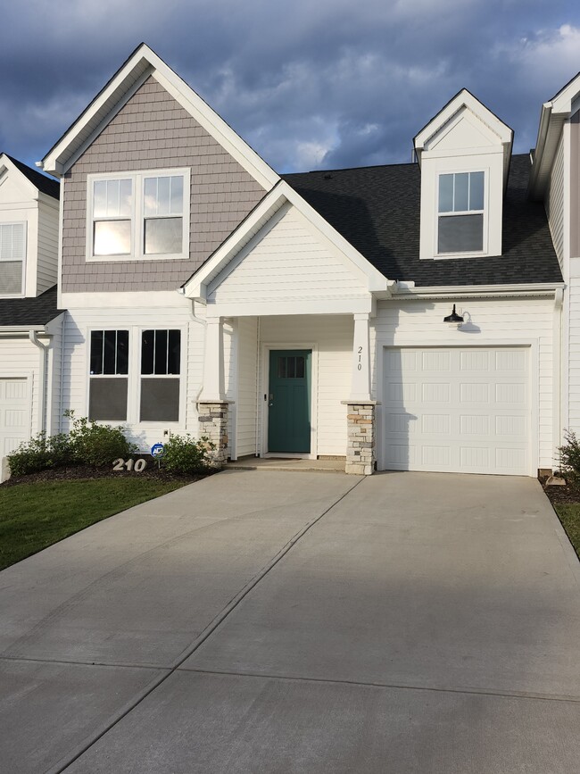 Building Photo - 210 Woodhouse Wy
