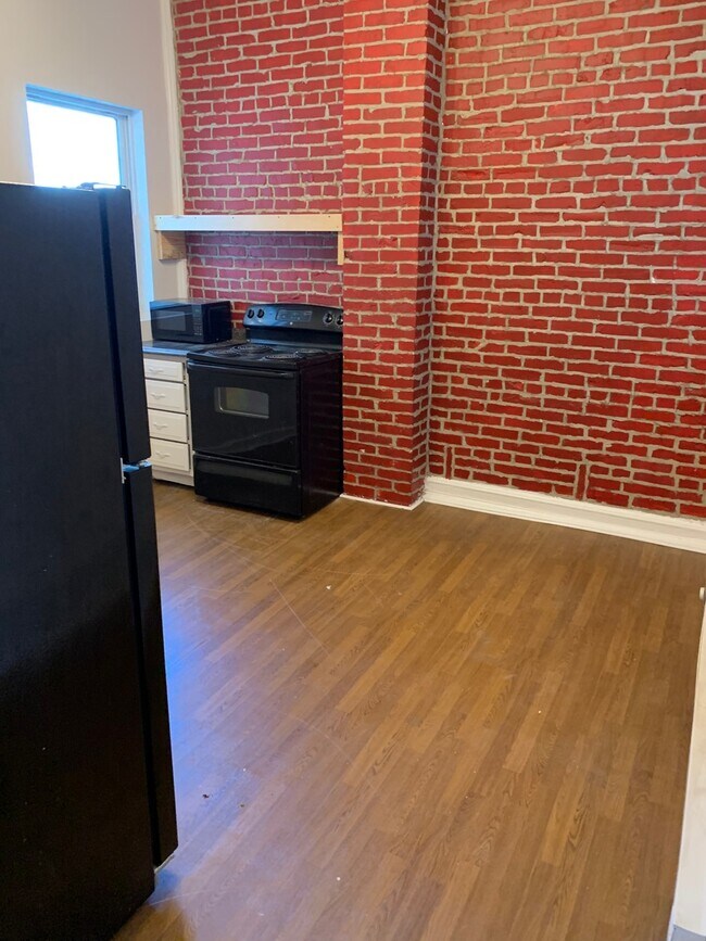 Building Photo - 526 E 8th Ave