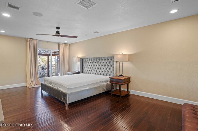 Building Photo - 413 Hollydale Dr