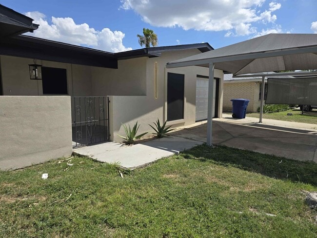 Building Photo - 211 Esperanza Dr
