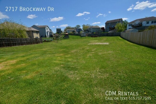 Building Photo - Huge DSM Split Level!