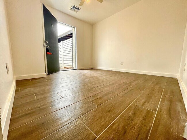 Building Photo - Renovated in the heart of Roosevelt Distri...