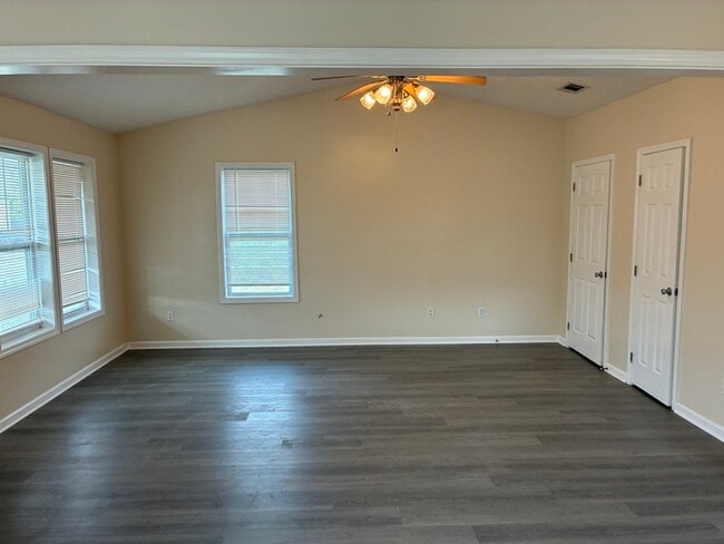 Building Photo - Beautiful 2/1 house