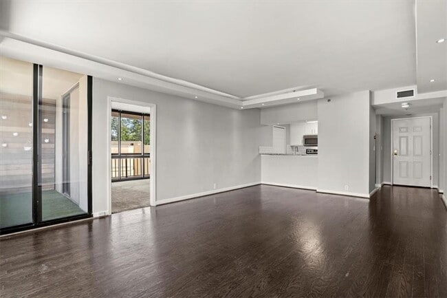 Building Photo - 3481 Lakeside Dr NE