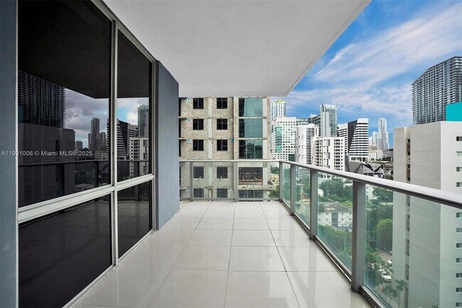 Building Photo - 1010 SW 2nd Ave