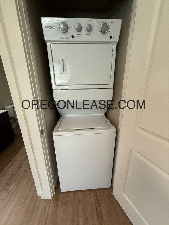 Building Photo - Newer 2-Bedroom Apartment