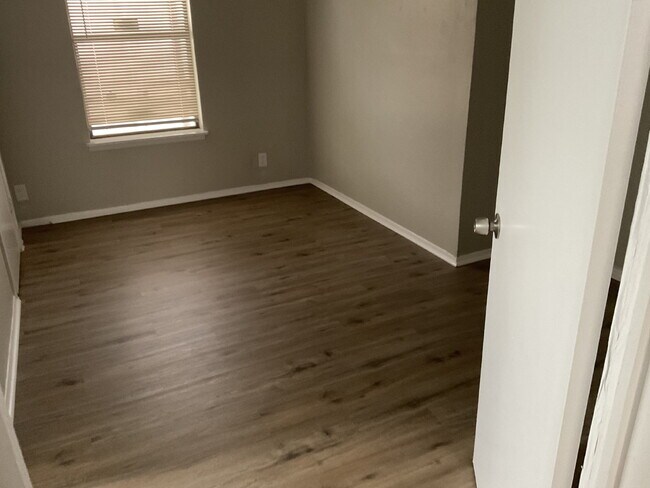 Building Photo - 3 Bed/2 Bath on the Inner Wst Side