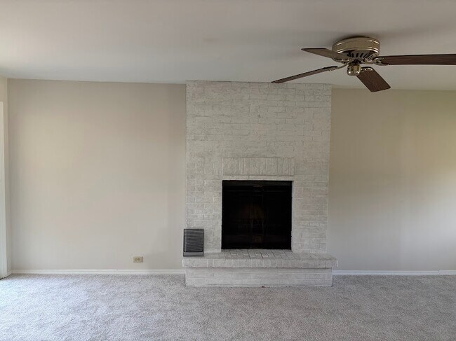 Building Photo - 616 Grace Ln