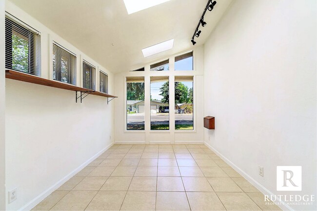 Building Photo - Sunlight & Sunrooms 2 Bedroom -  1 Full Bath - Fireplace