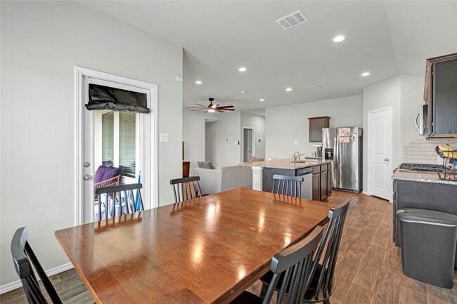 Building Photo - 14368 W Pine Heart Dr