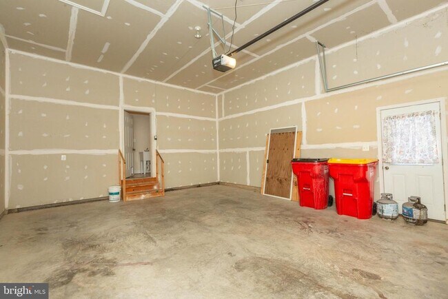 Building Photo - 15 Flag Ct