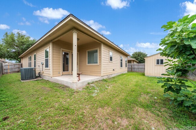 Building Photo - 4 bedroom, 2 1/2 bath located in Lakeview ...