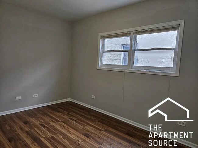 Building Photo - 842 N Wood St