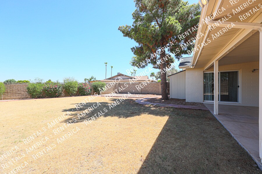 Building Photo - 1360 W Esplanade St