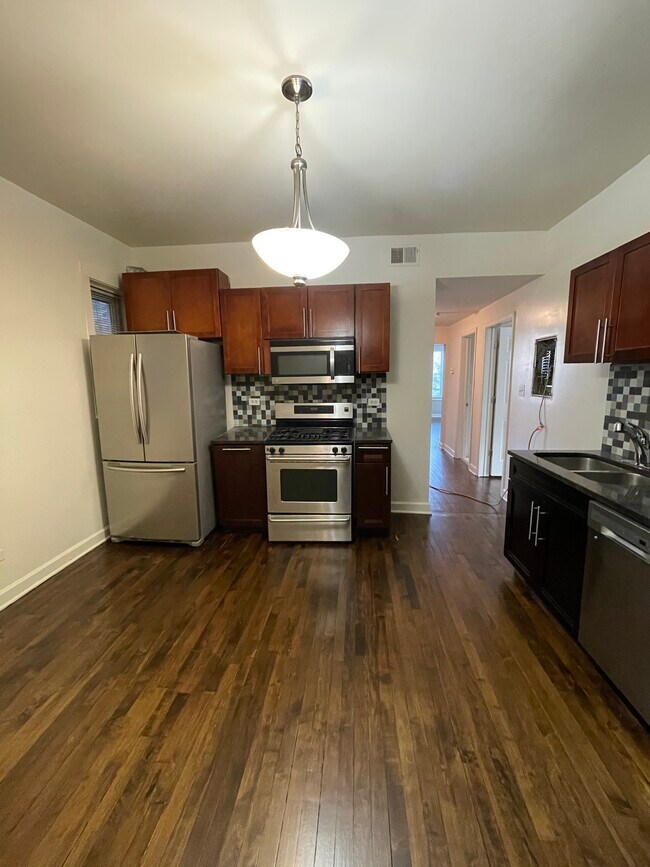 Building Photo - 3547 W Dickens Ave