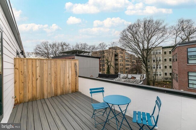 Building Photo - 1421 Spring Rd NW