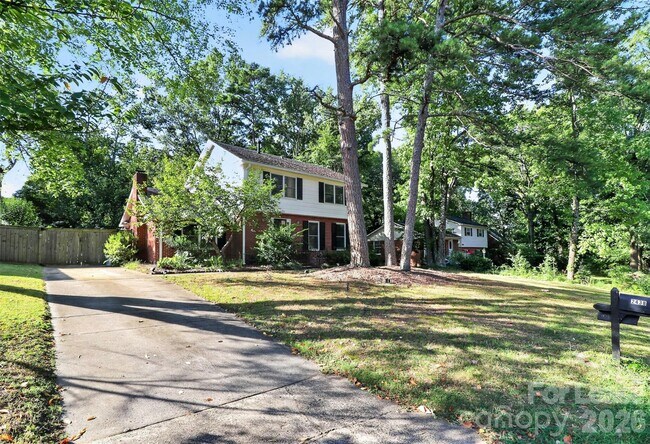 Building Photo - 2438 Knickerbocker Dr