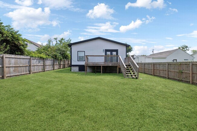 Building Photo - Beautifully Remodeled Home Just Minutes From Downtown Nashville